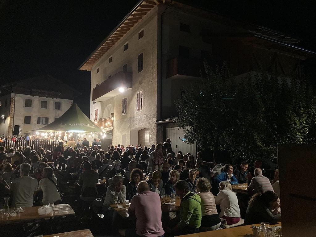 Una festa della mosa di solidarietà