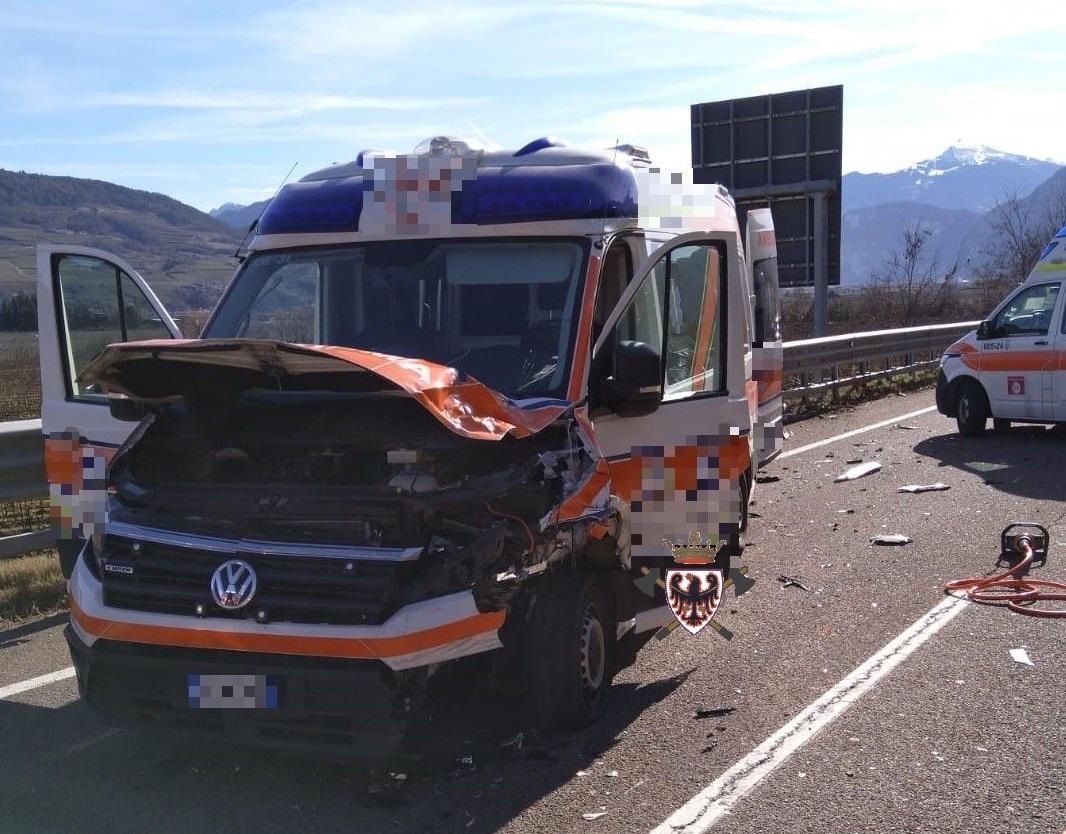 A Mezzolombardo scontro auto e ambulanza