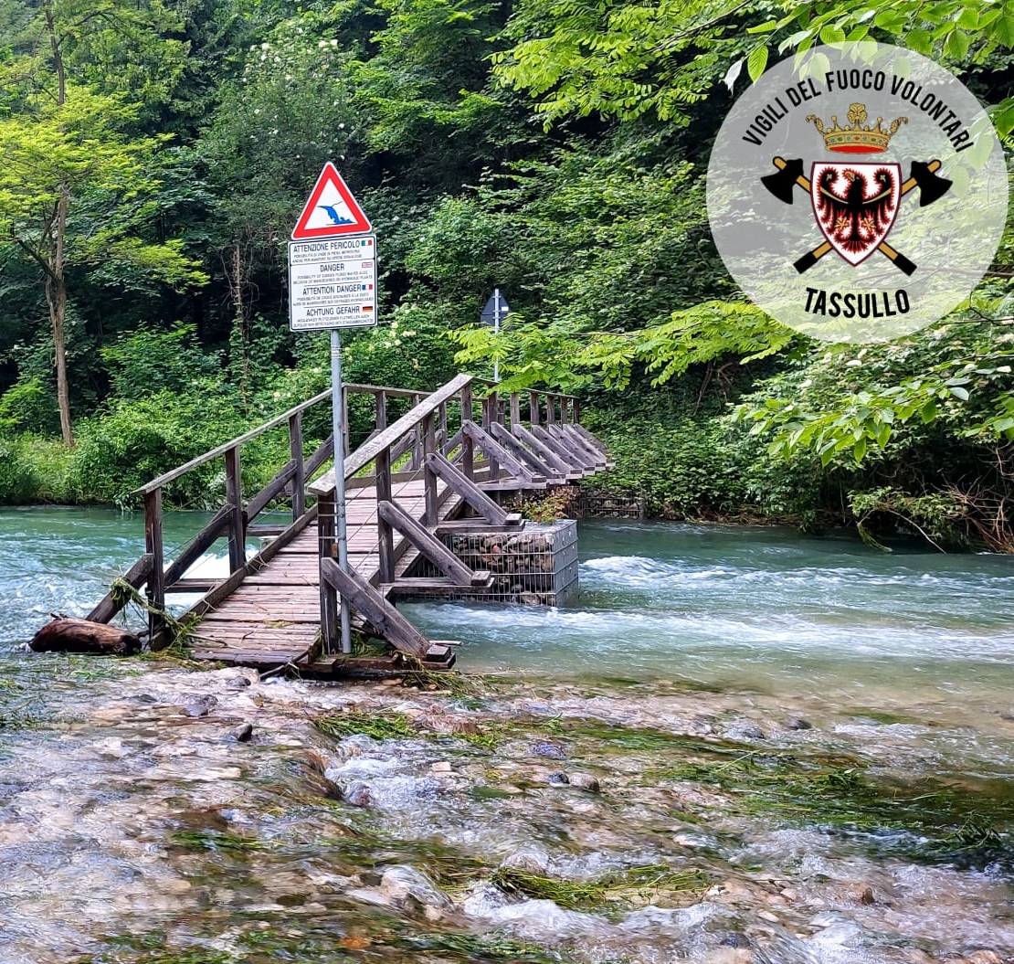 Troppa acqua, chiude il ponticello
