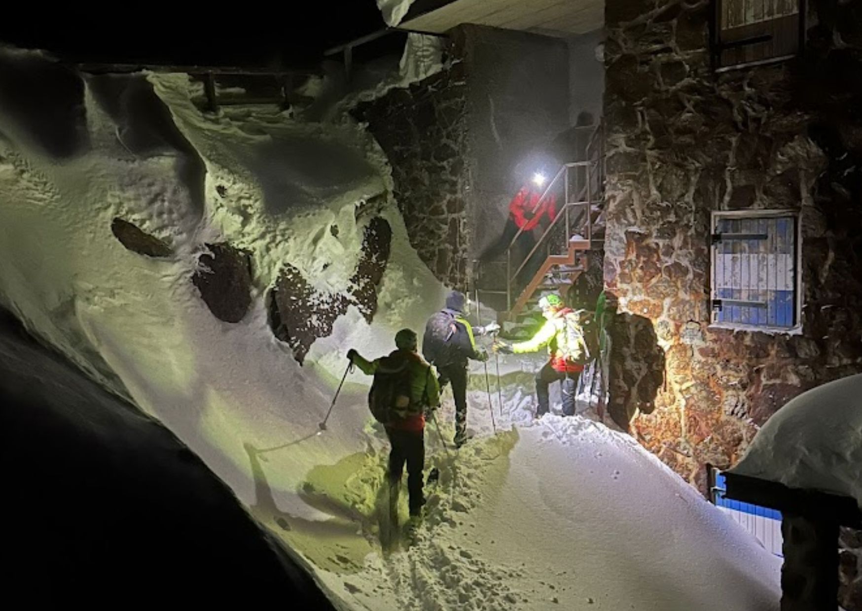 Escursionista stremato soccorso al rifugio Larcher