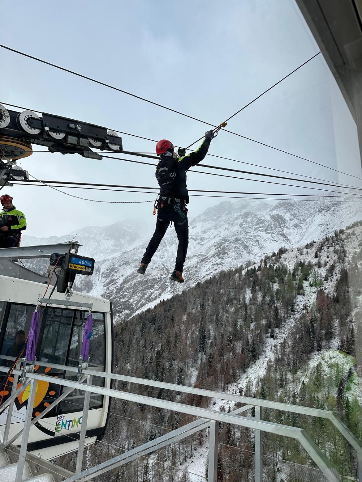 Pejo 3000, spettacolare esercitazione per l’evacuazione della funivia