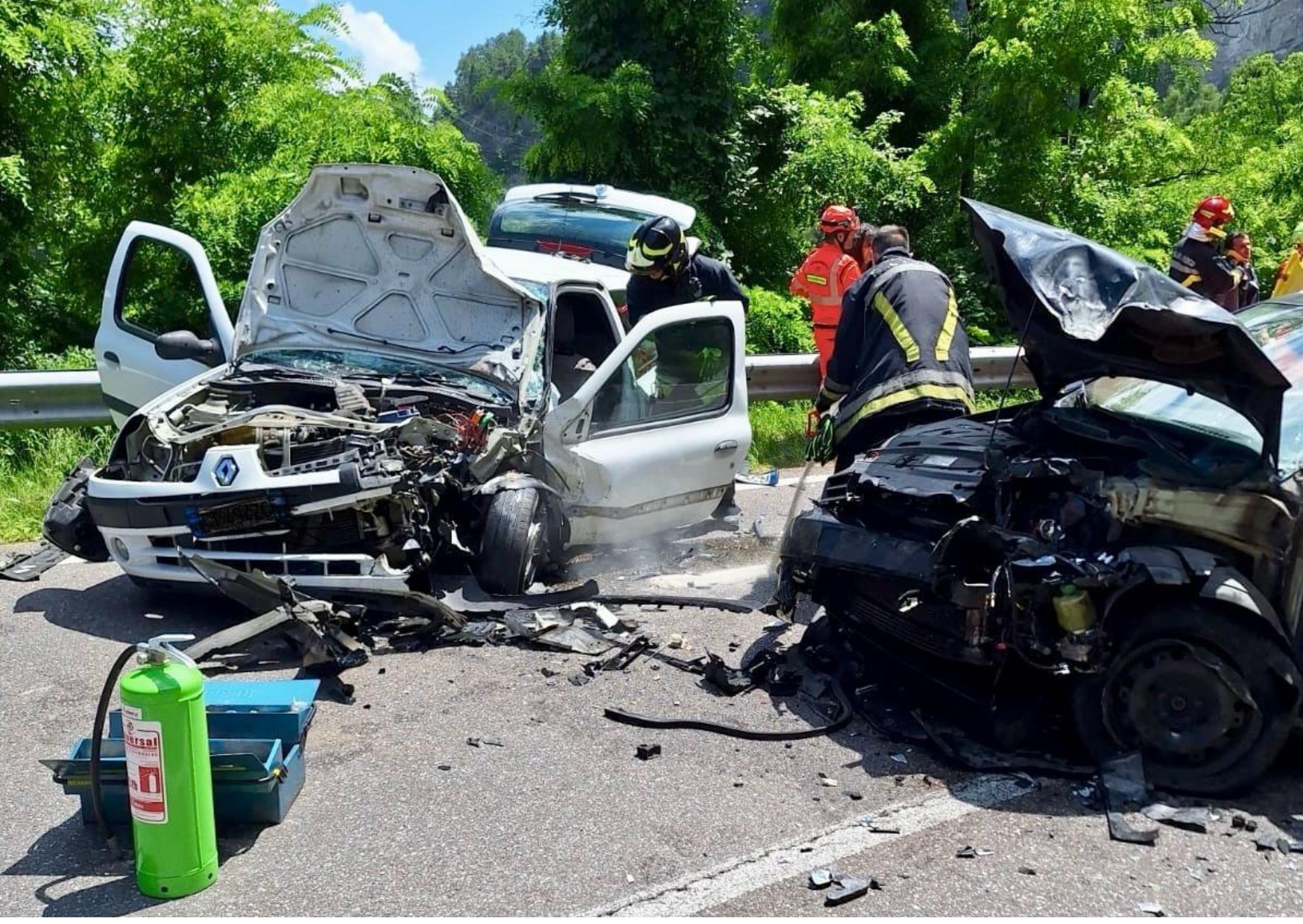 Scontro frontale tra due auto: un elitrasportato