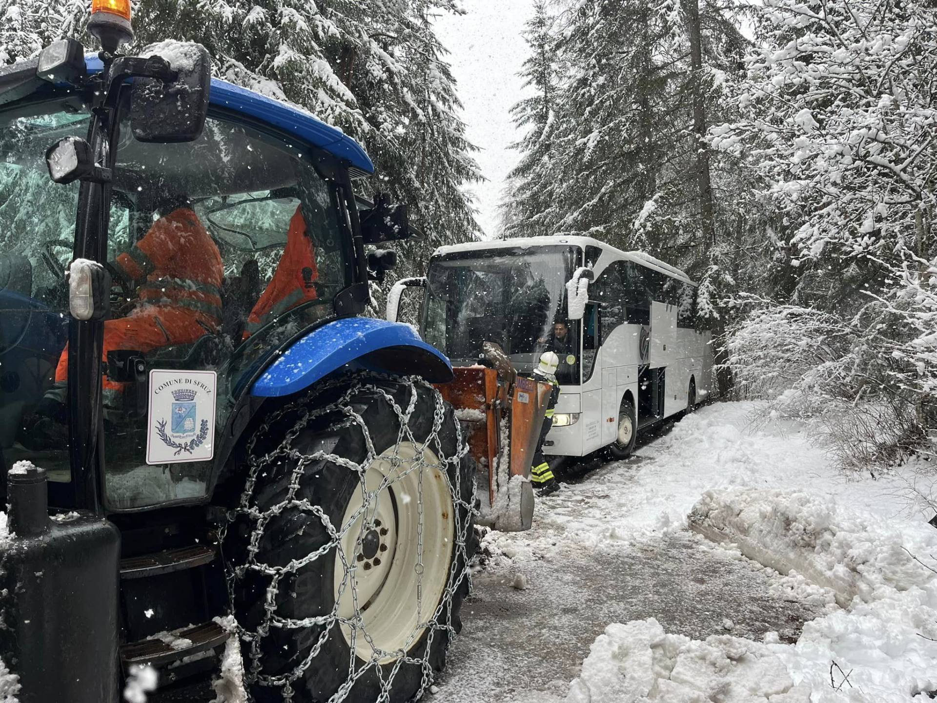Corriera bloccata, accorrono vigili del fuoco e trattore comunale