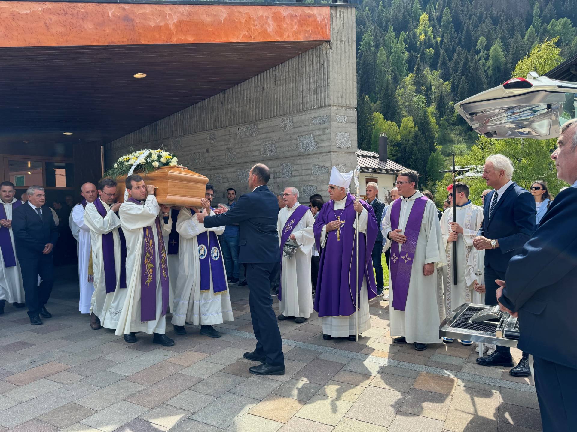 A Cogolo l"ultimo saluto a don Renzo Caserotti