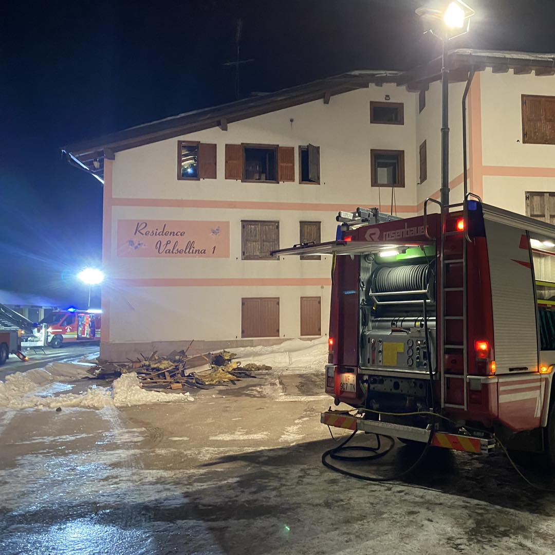 Tonale, sottotetto a fuoco