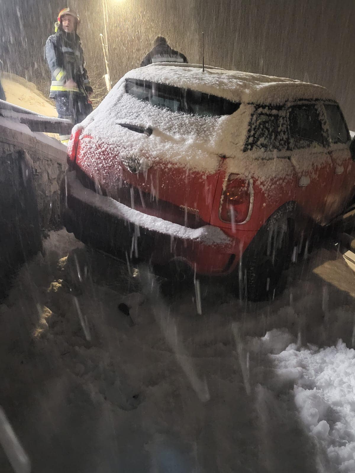 Auto in difficolt&agrave; , vigili in azione