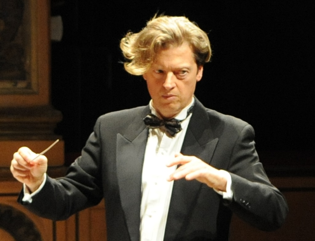 Bandisti in formazione con il maestro Mangani