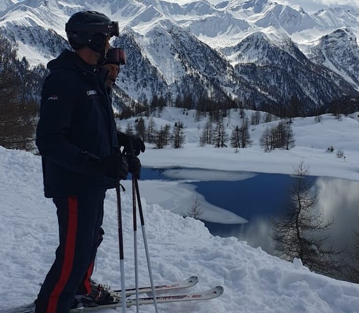 Si rompe il ghiaccio, donna in acqua