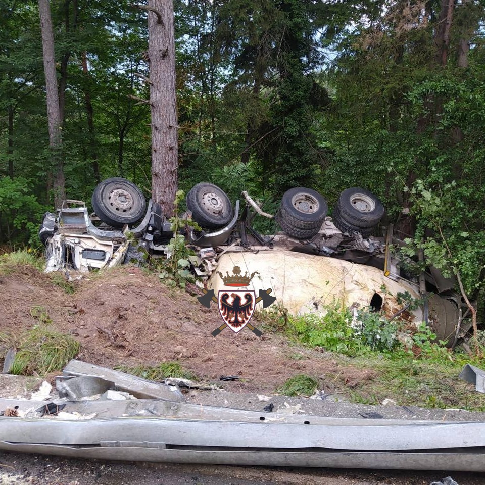 Sanzeno, betoniera ribaltata