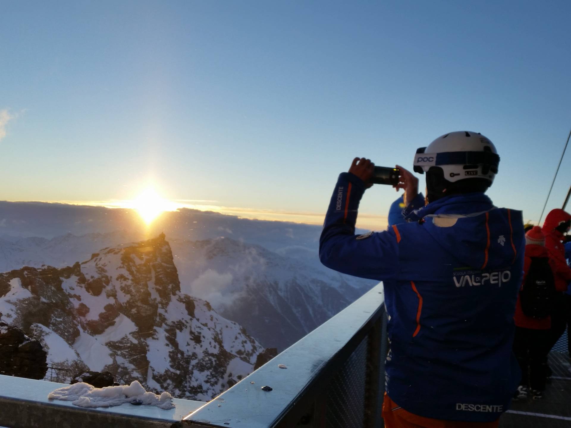 Trentino SkiSunrise, l"emozione di sciare all"alba tra le cime della Val di Sole 