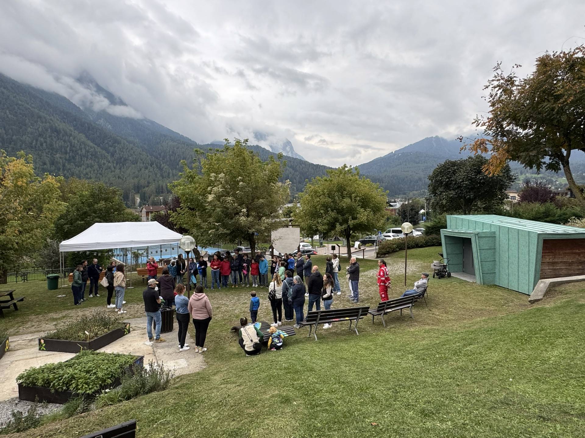 Là dove c’era una baracca, ora c’è un giardino decorato