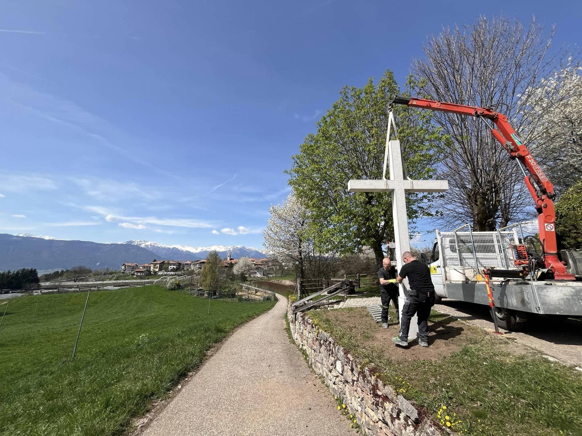 A Sfruz l'amata croce torna al proprio posto
