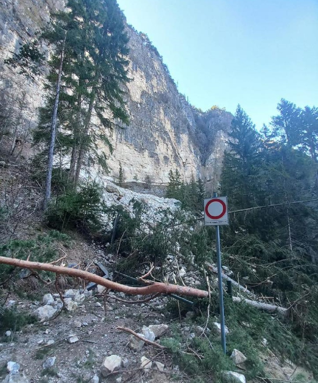Valli di Castelfondo, frana sulla strada