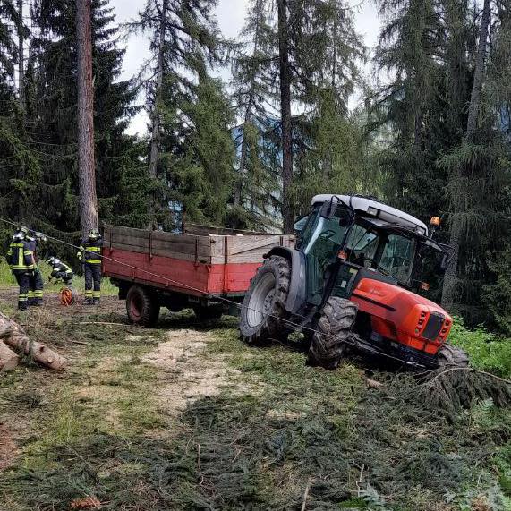 Magras, trattore in difficoltà