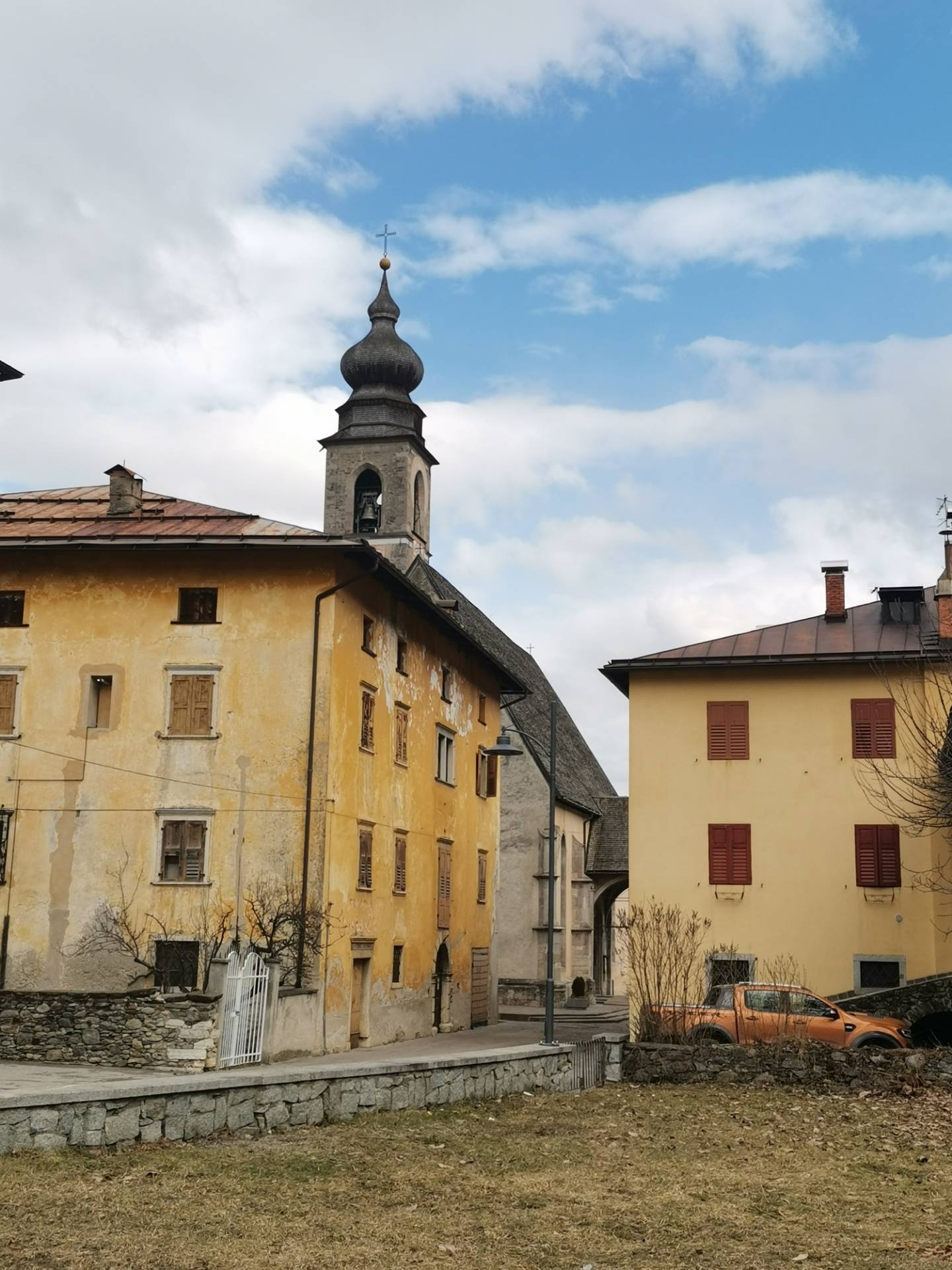 Con gli anziani alle visite mediche