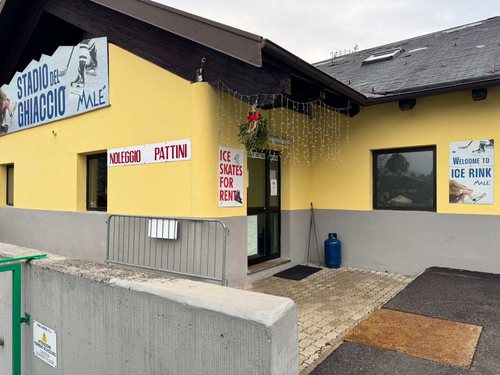 Furto allo stadio del ghiaccio di Malé