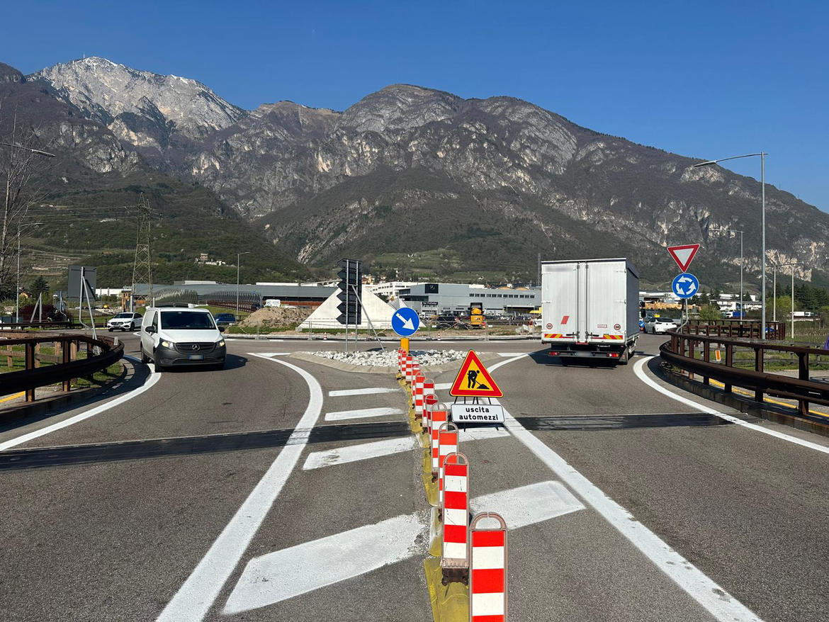 Rotonda del casello di Trento sud, chiusure notturne lunedì 7 e martedì 8 aprile