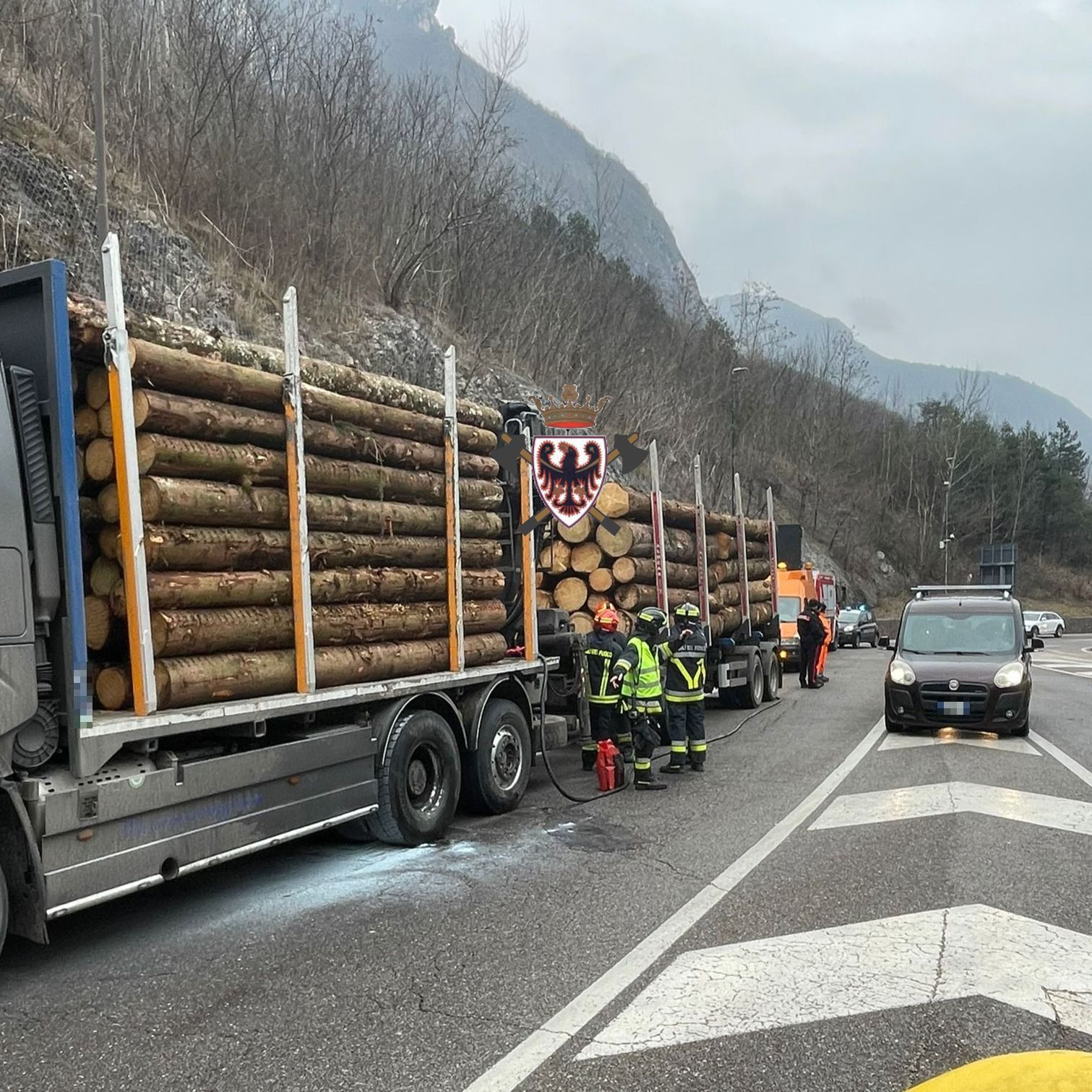 Rocchetta, mezzo pesante in fiamme