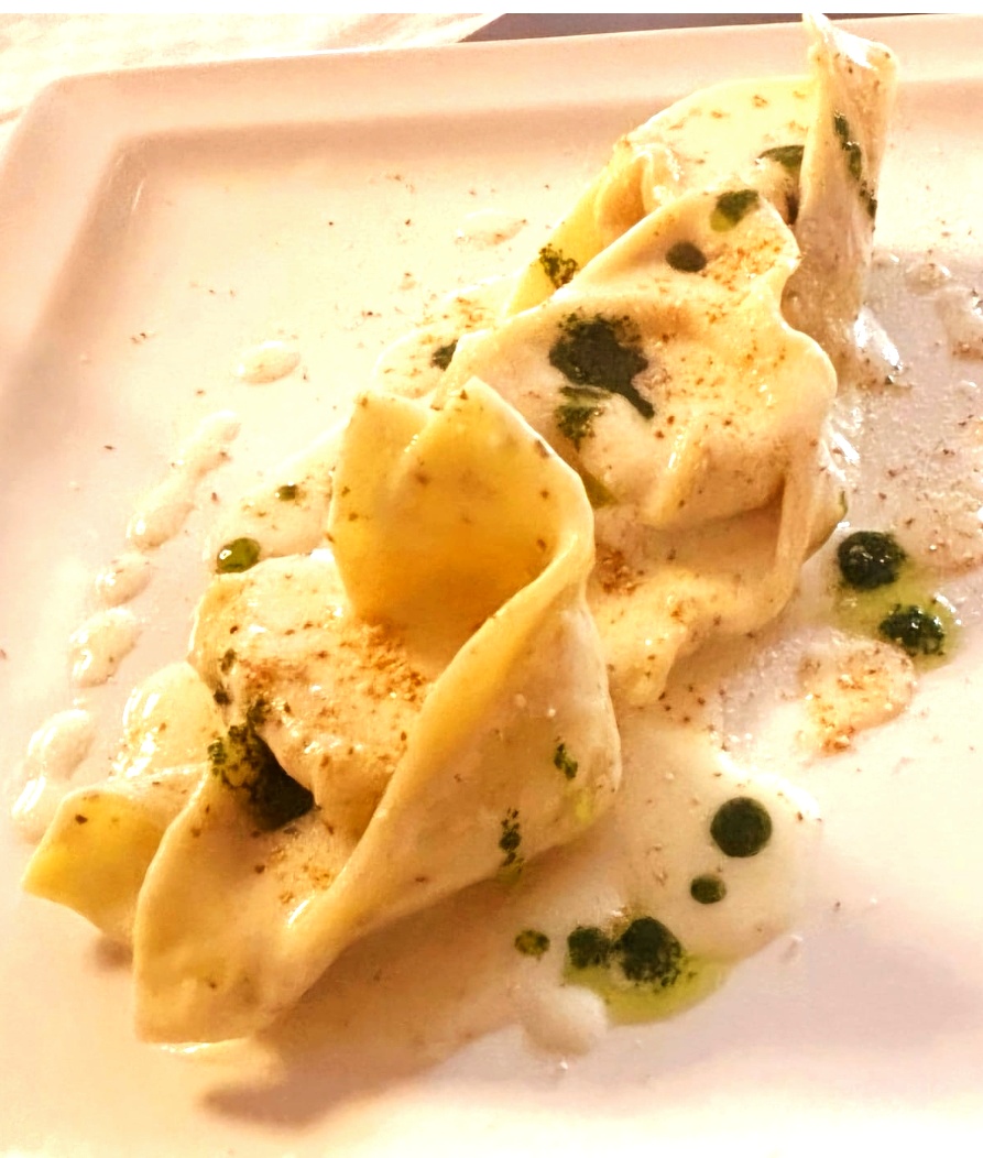 Tortelli ai  formaggi con burro fuso e salvia, clorofilla di erba cipollina e polvere di noci