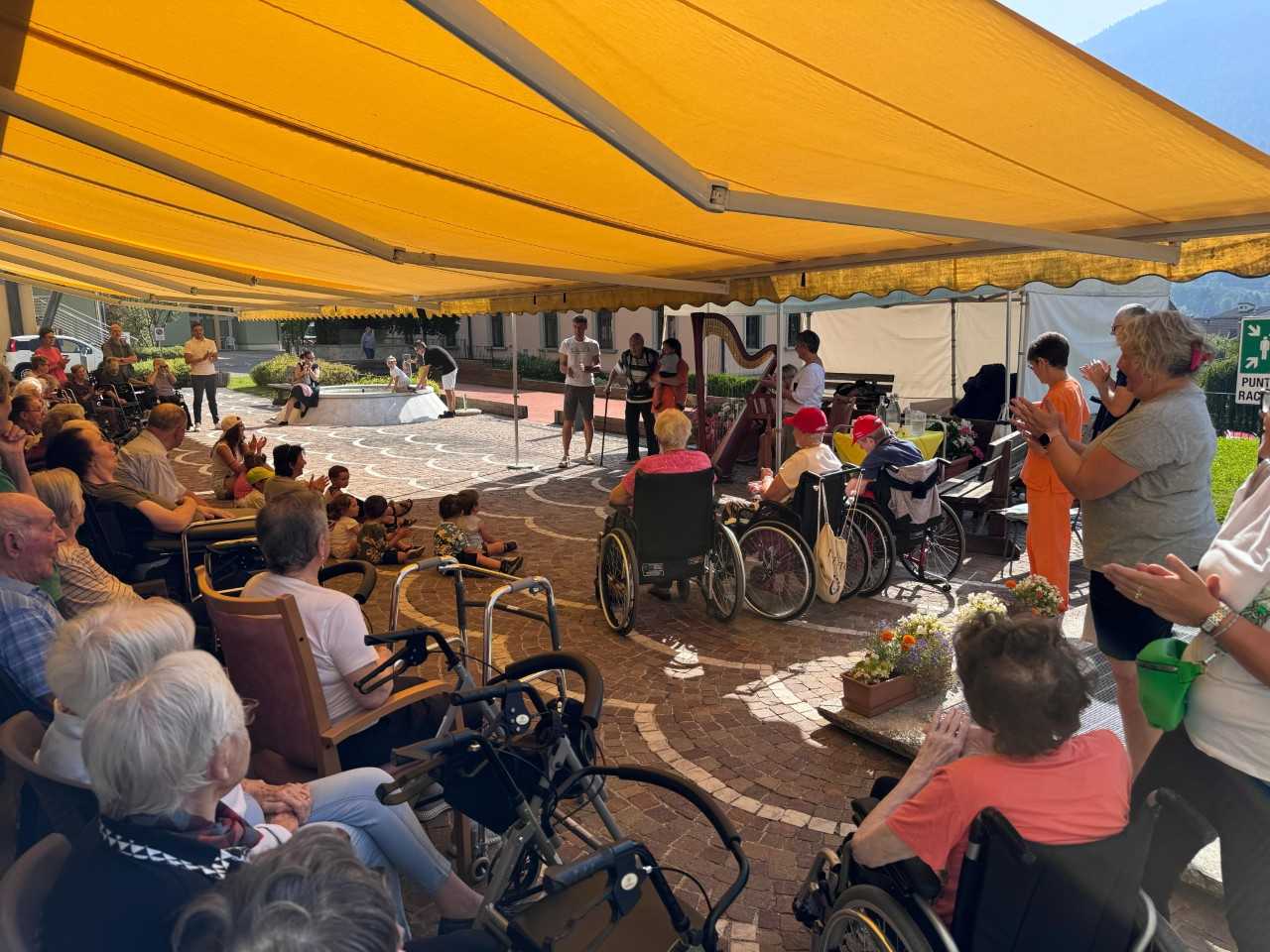 A Malé bambini e anziani insieme per creare ricordi