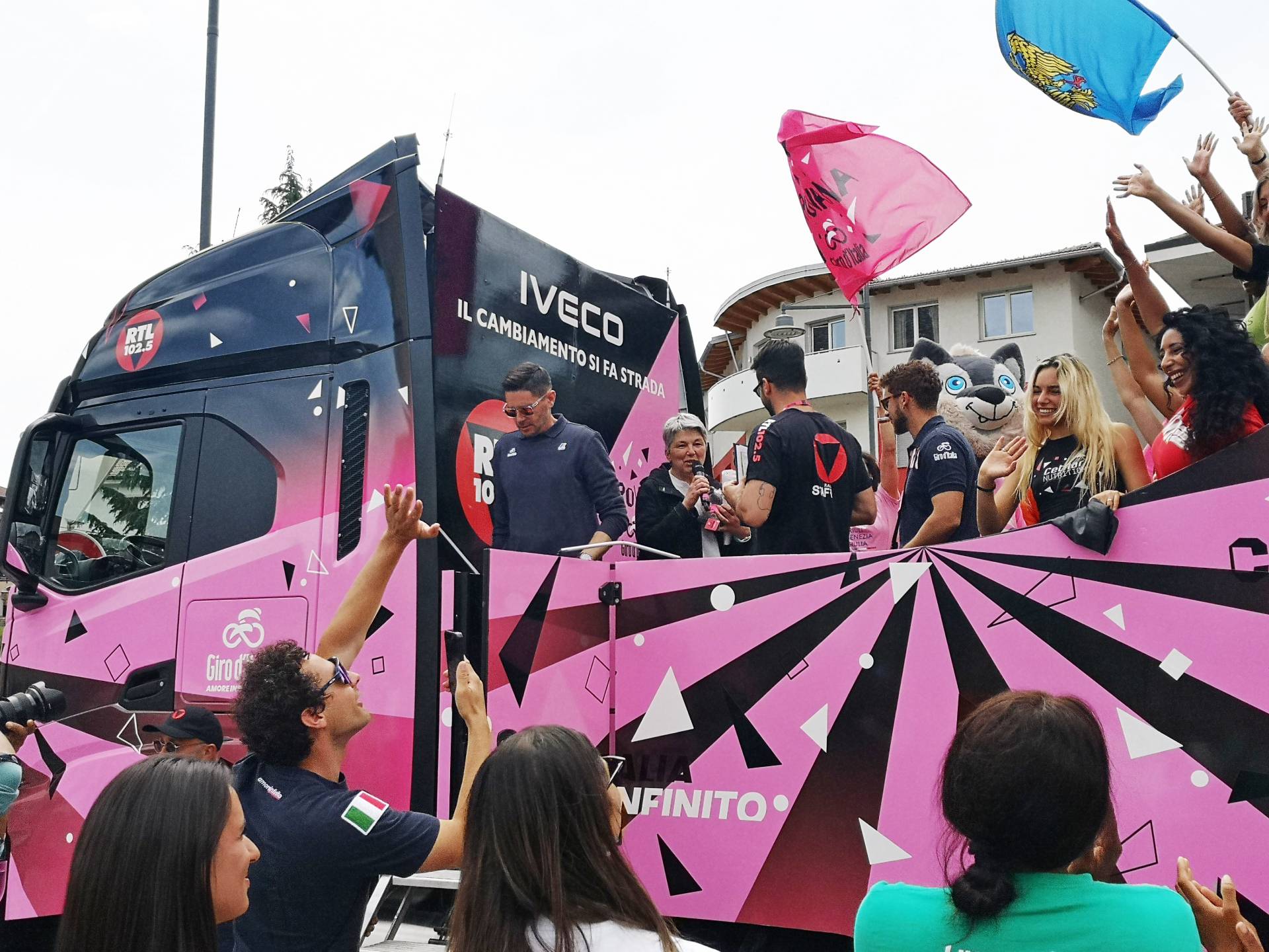 A Cles la carovana rosa