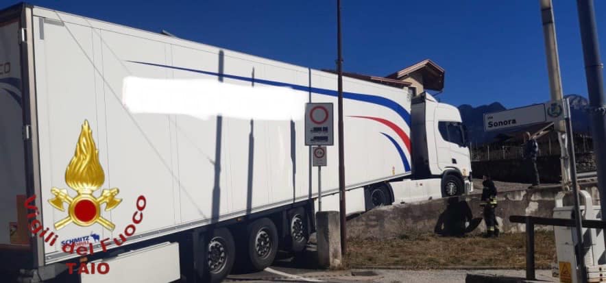 Segno, l'autoarticolato si imbarca