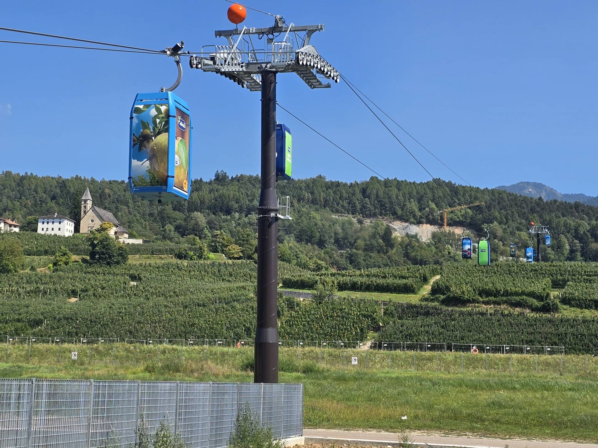 Al via la prima funivia per le mele al mondo