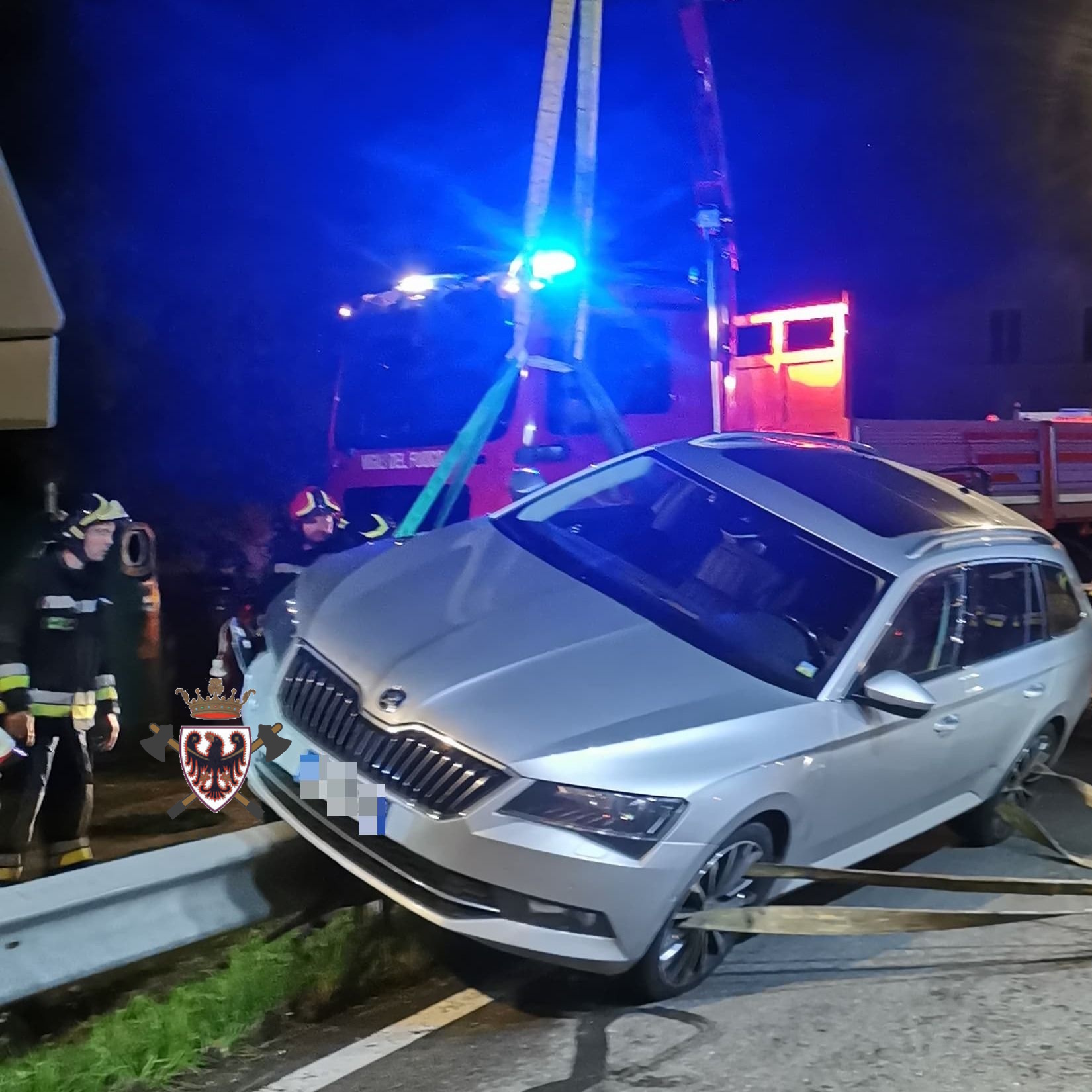 Tozzaga, auto sul guardrail