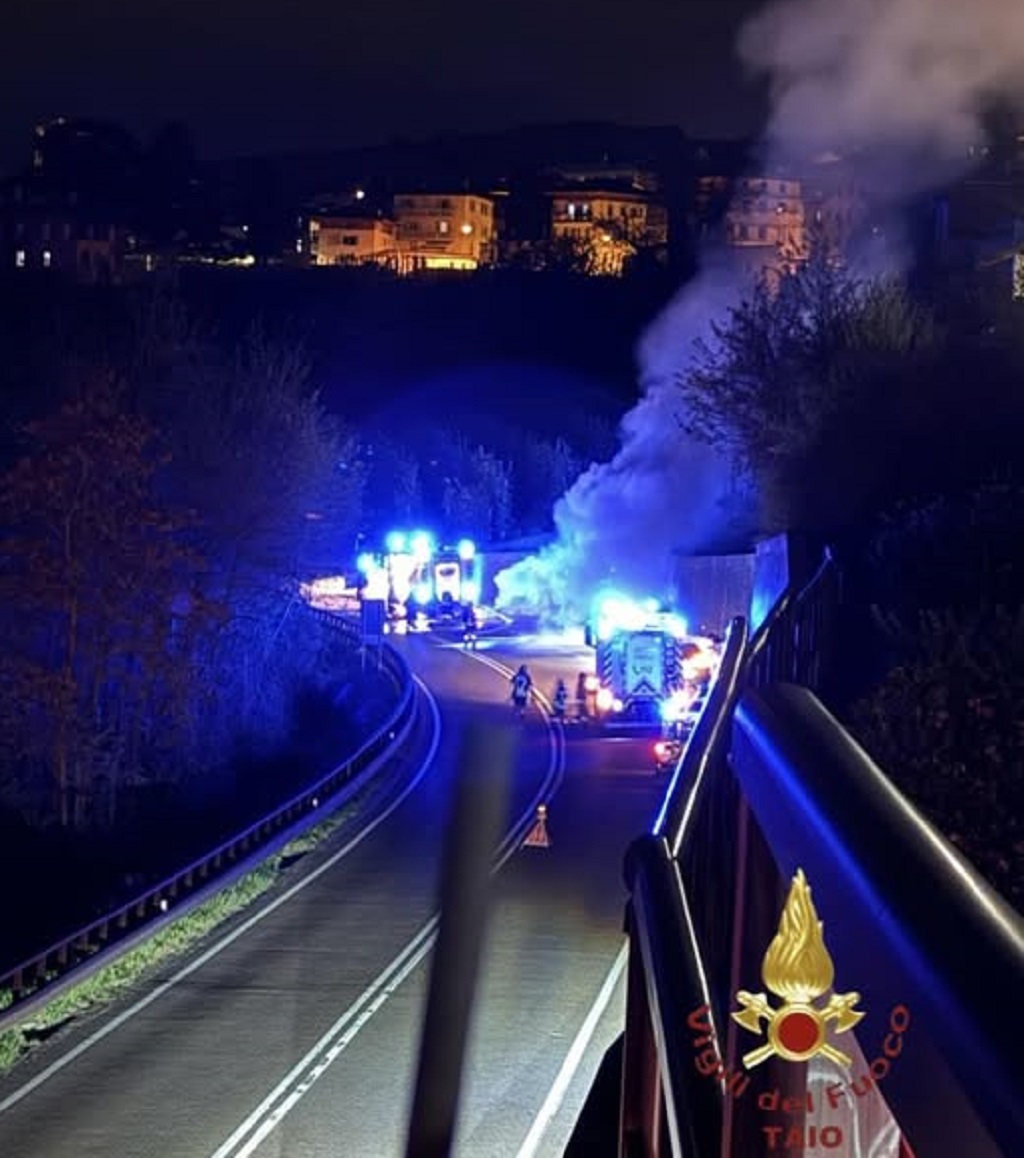 Taio, auto in fiamme