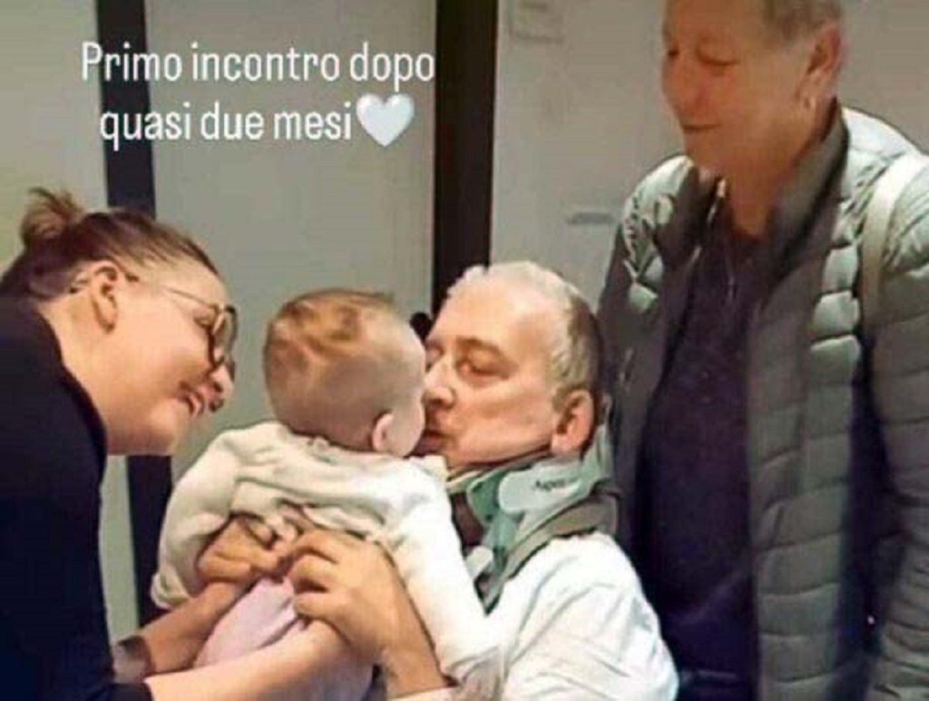 Carlo Papi, l'abbraccio con la nipotina