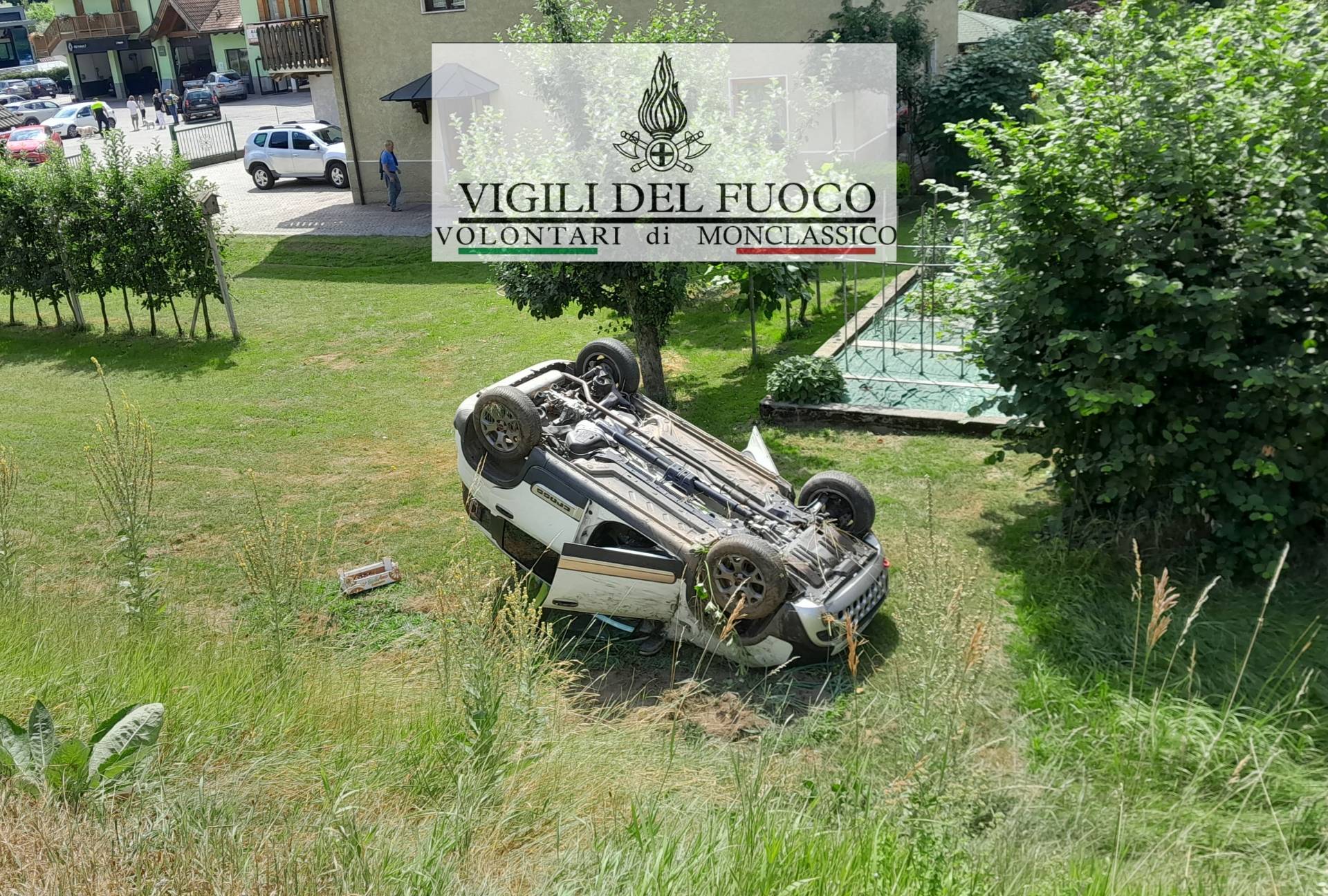 Auto rovesciata nella scarpata