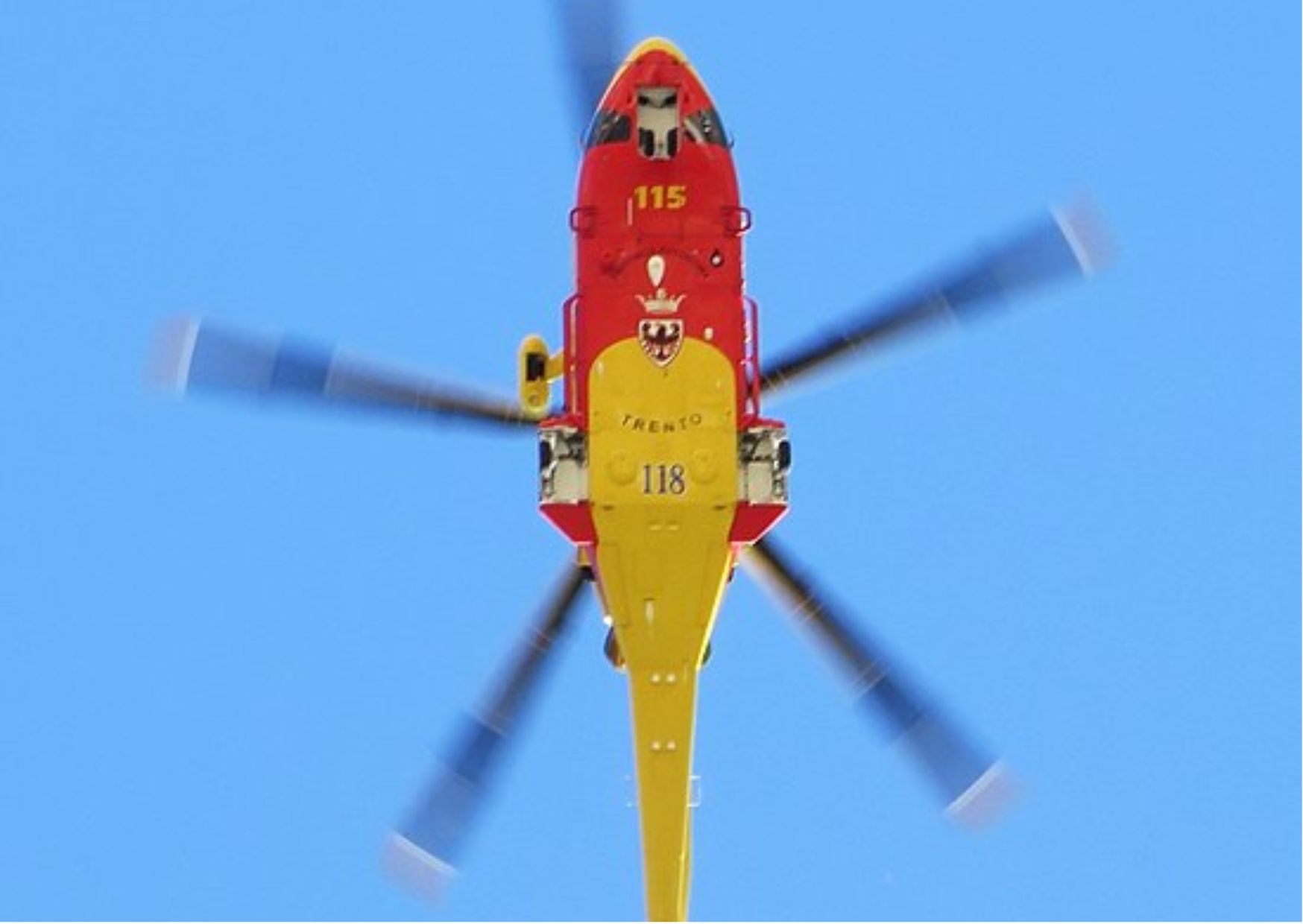 Mezzana, uomo schiacciato tra due auto