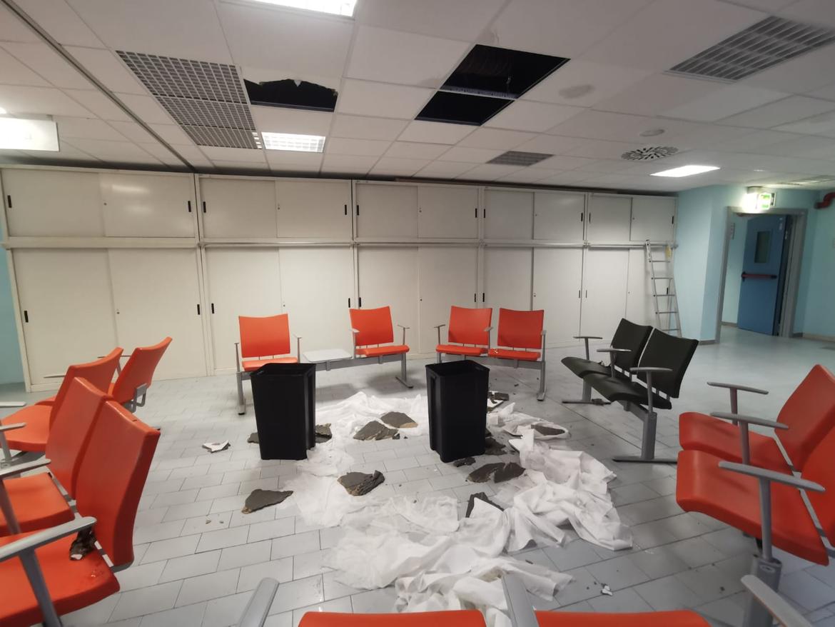 Ospedale Santa Chiara, crollo parziale del controsoffitto in oncologia
