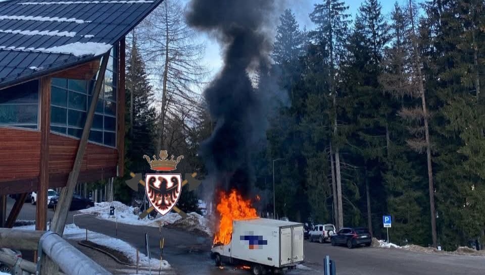 Marilleva, furgone a fuoco