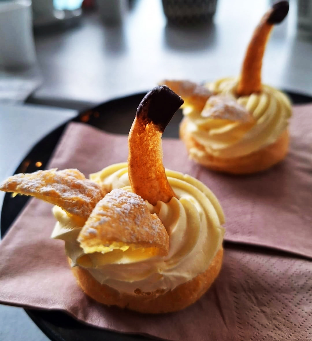 Cigni di pasta choux con panna montata