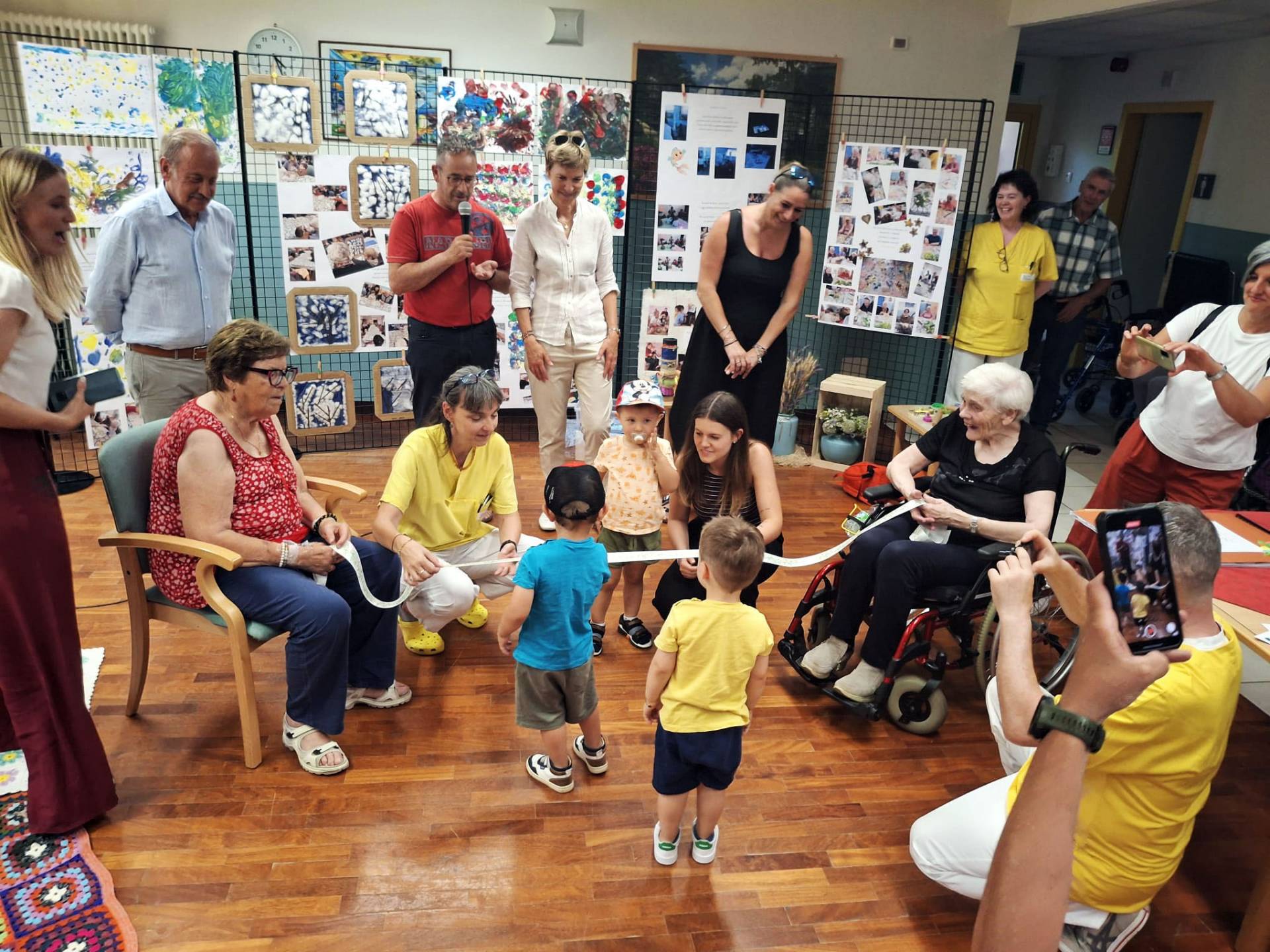 All'Apsp Anaunia, giovani e anziani lasciano traccia