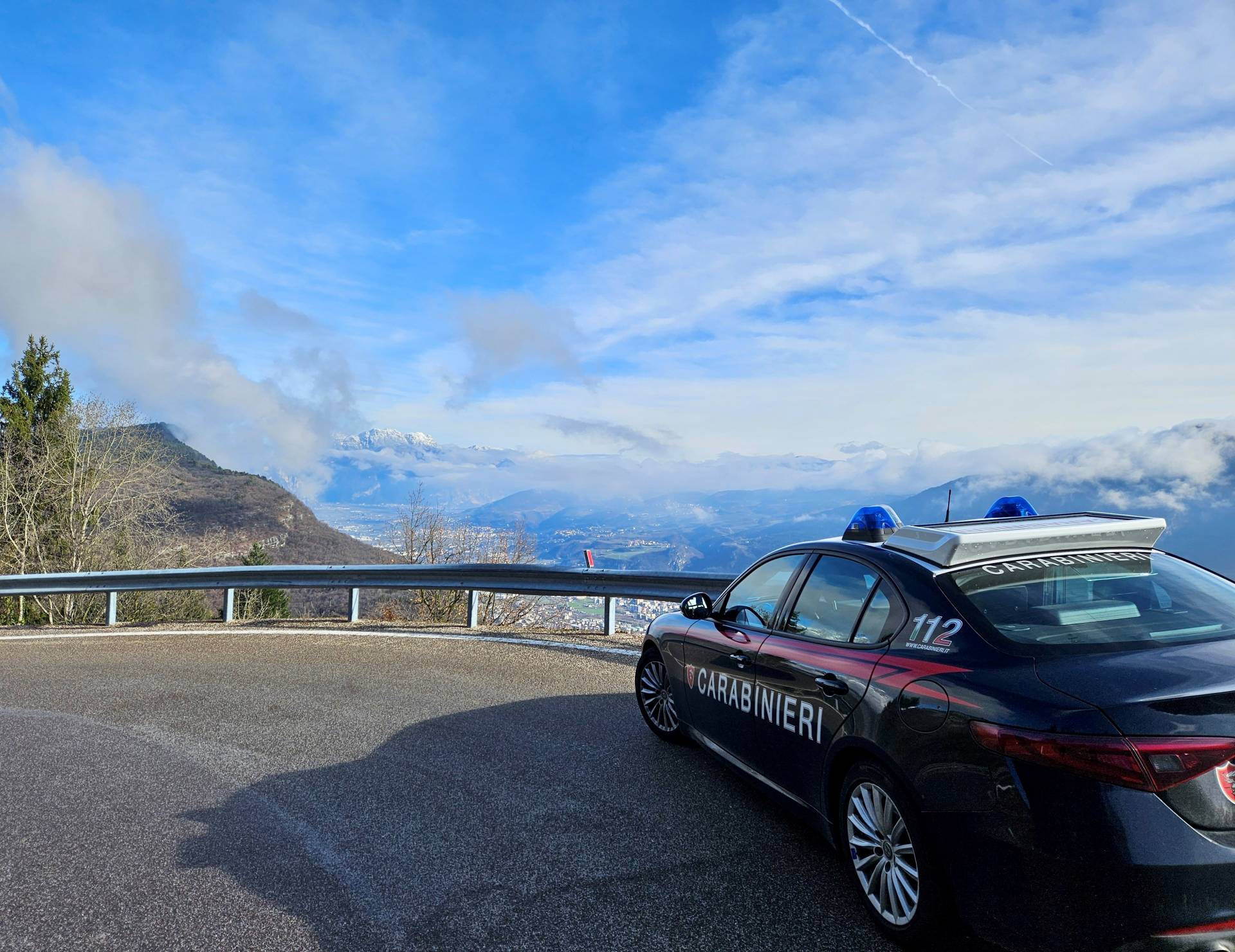 Sacheggiano di notte alcune auto in sosta