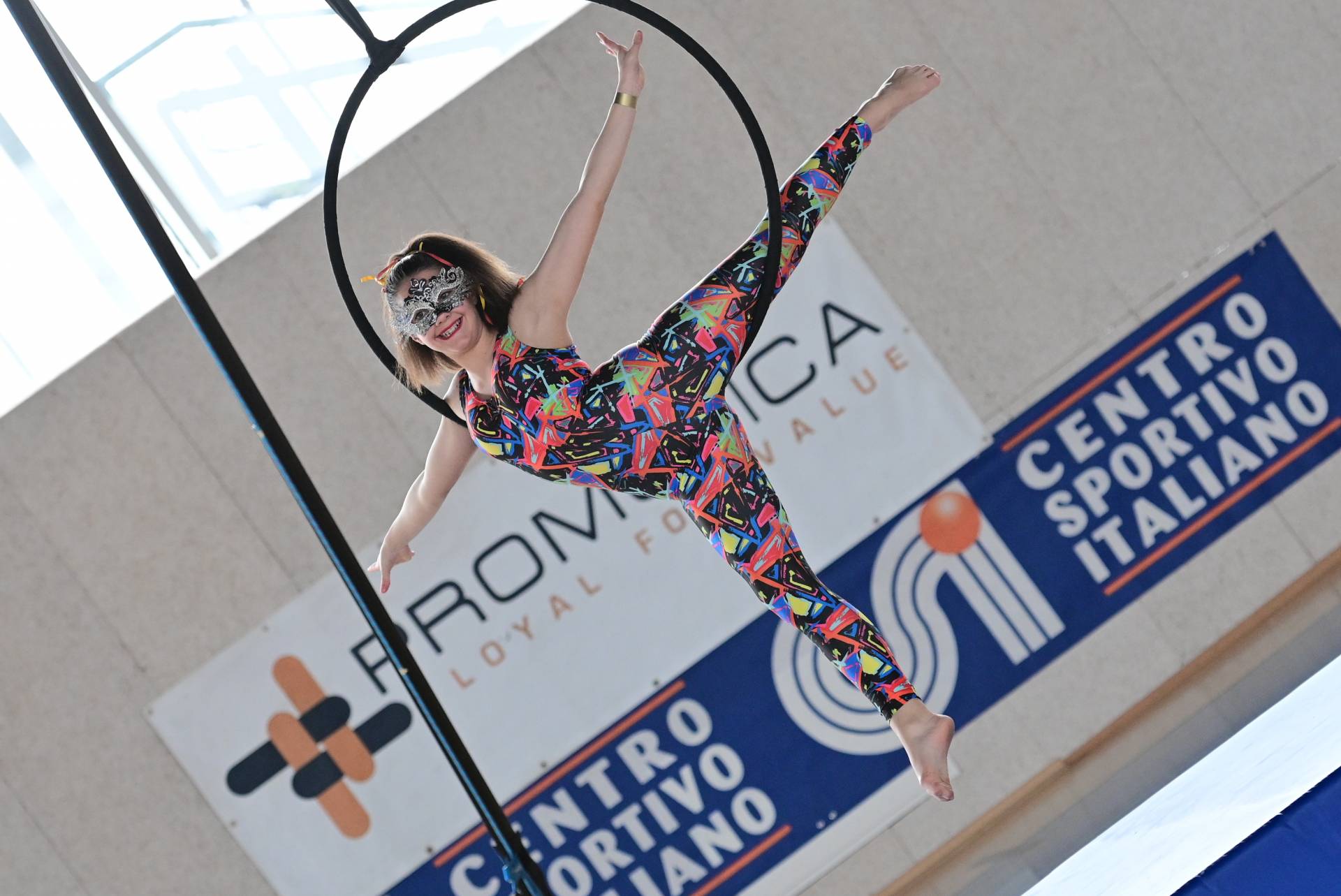 La magia della danza aerea in cerchio