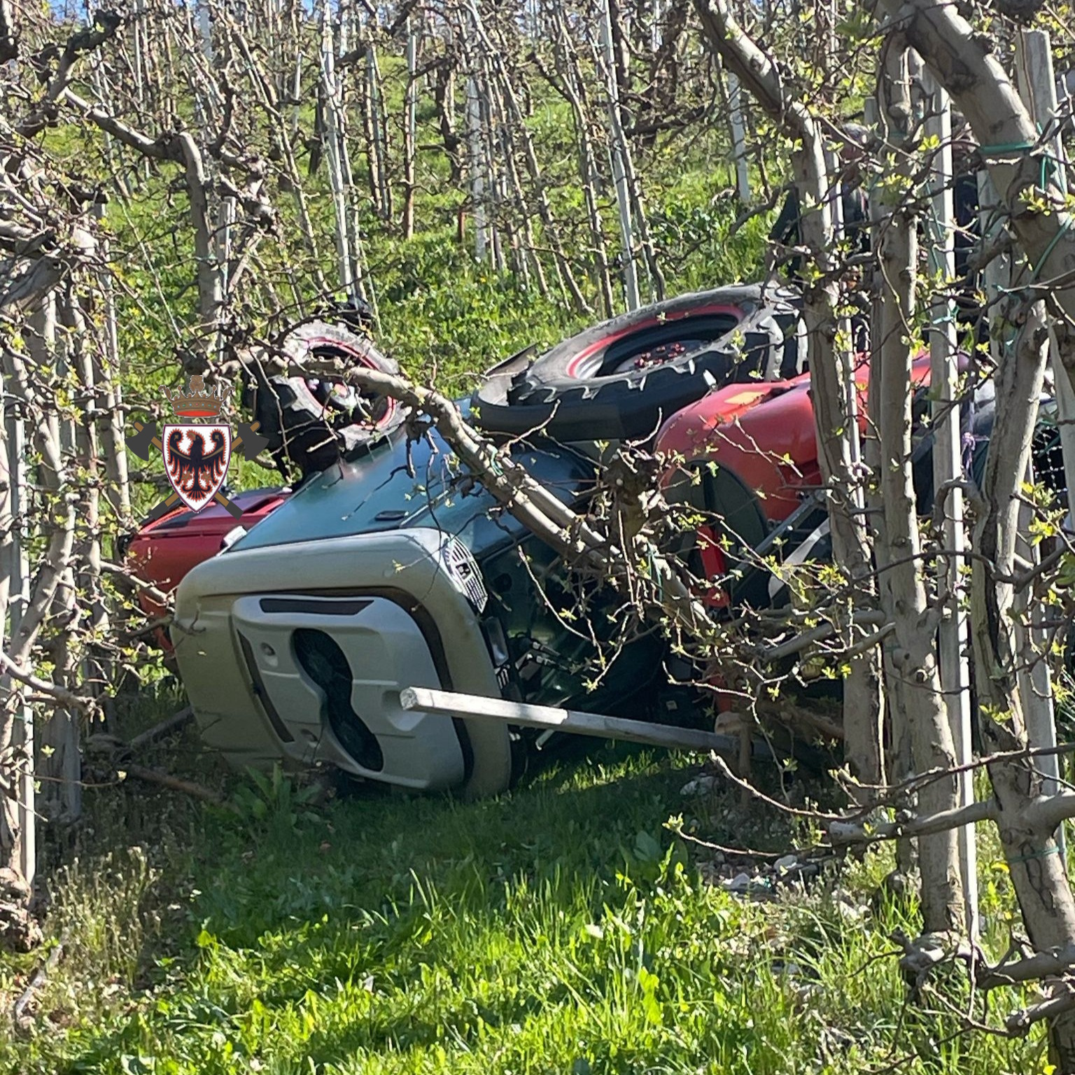 Dambel, trattore ribaltato