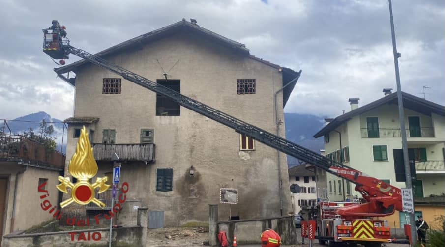 Denno, intervento sul tetto