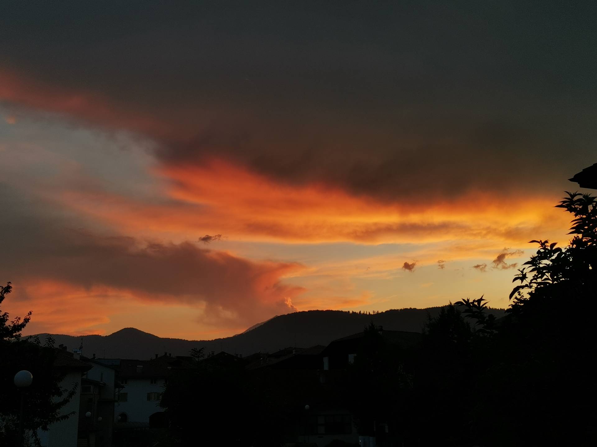 Meteo: temperature elevate e locali temporali