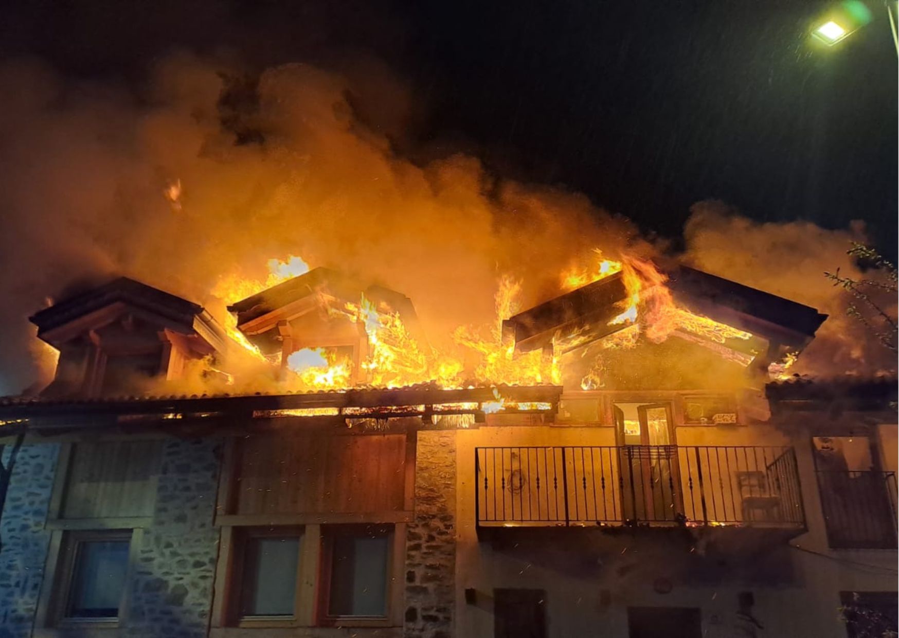 Incendio nella notte: tetto distrutto e inquilini sfollati