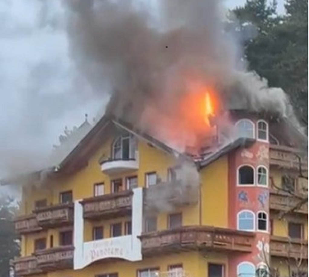 In fiamme lo storico Hotel Panorama