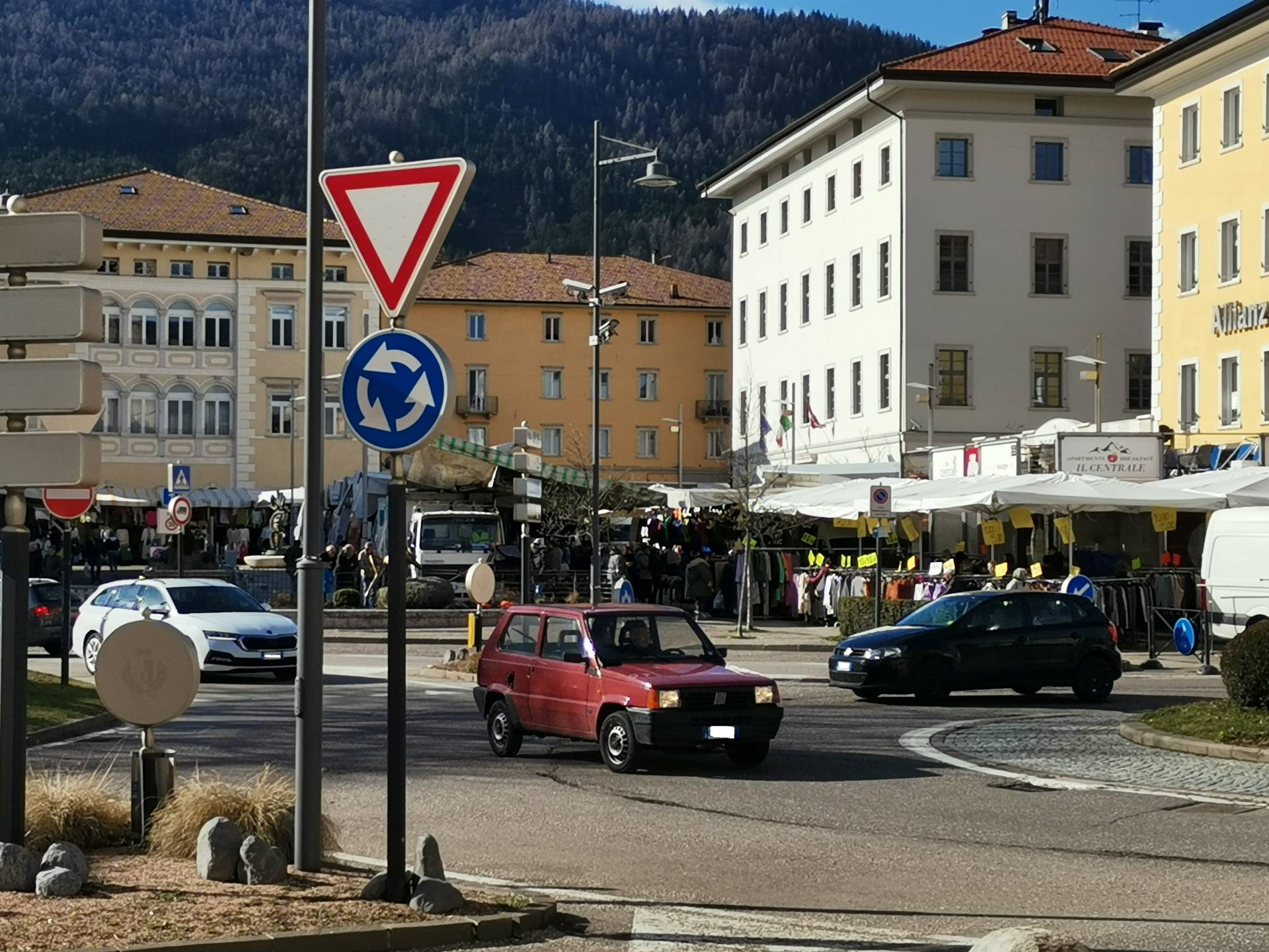 Cles, dibattito su viabilità e parcheggi