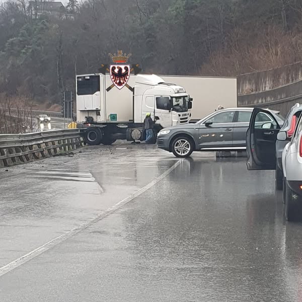 Denno, l'autoarticolato è andato di traverso