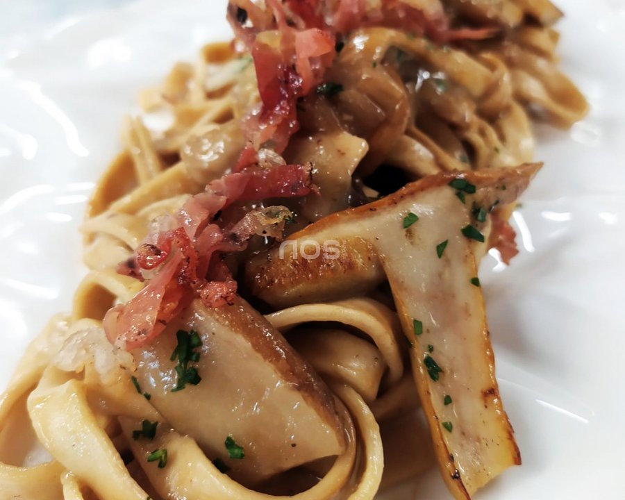Tagliatelle con farina di castagne, funghi porcini e speck croccante 