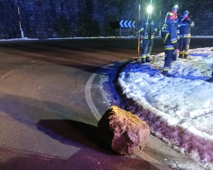 Peio, masso sulla provinciale