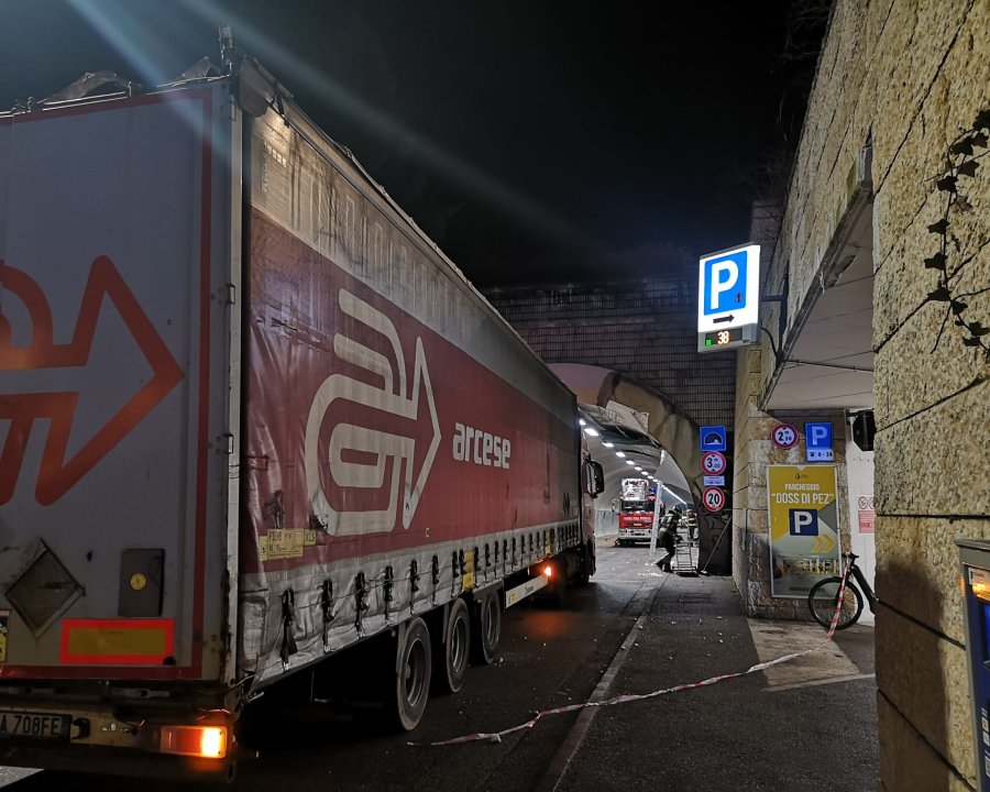 L'autoarticolato non passa, danneggiata la volta 