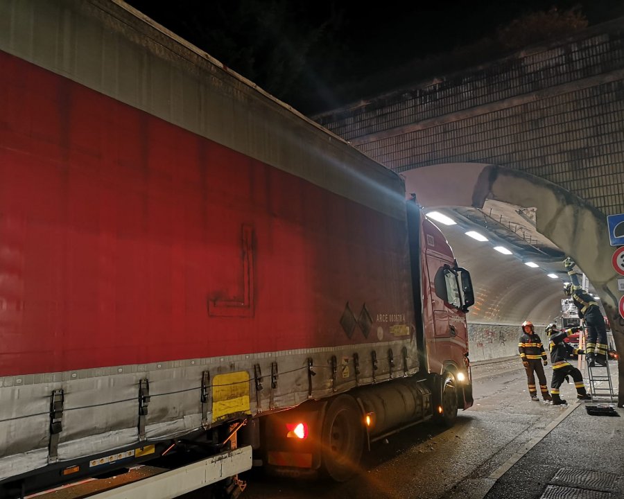 L'autoarticolato non passa, danneggiata la volta 