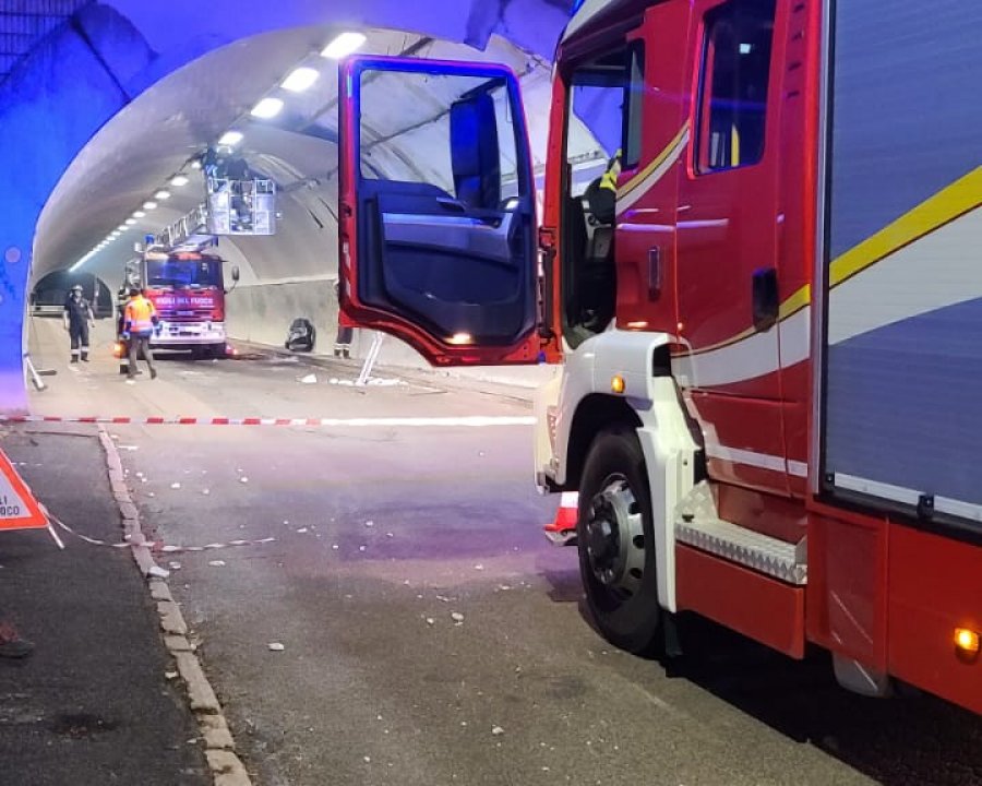 L'autoarticolato non passa, danneggiata la volta 